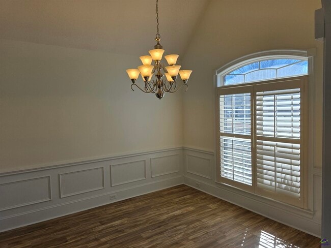 Building Photo - 604 Twelve Oaks Dr