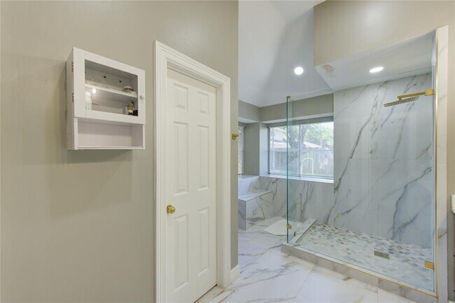 Building Photo - 1526 Forest Home Dr