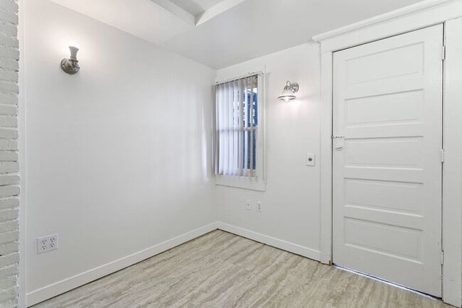 Building Photo - Large Studio apt close in SW! Pets OK!