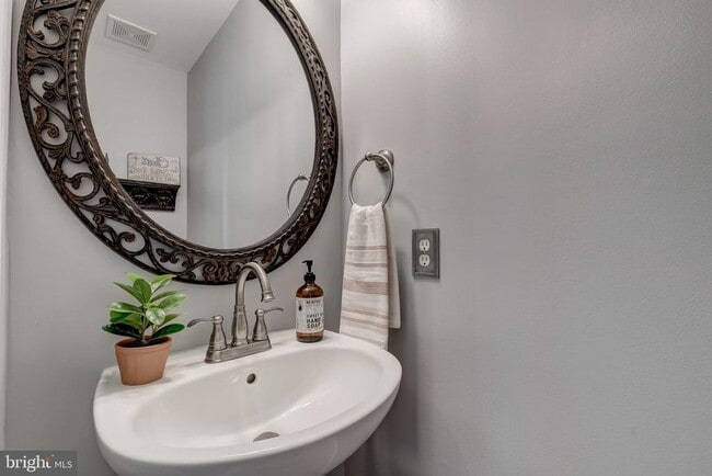 Building Photo - 583 Henderson Rd