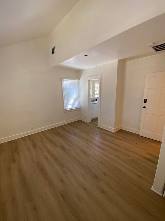 Primary Photo - 125 W Micheltorena St