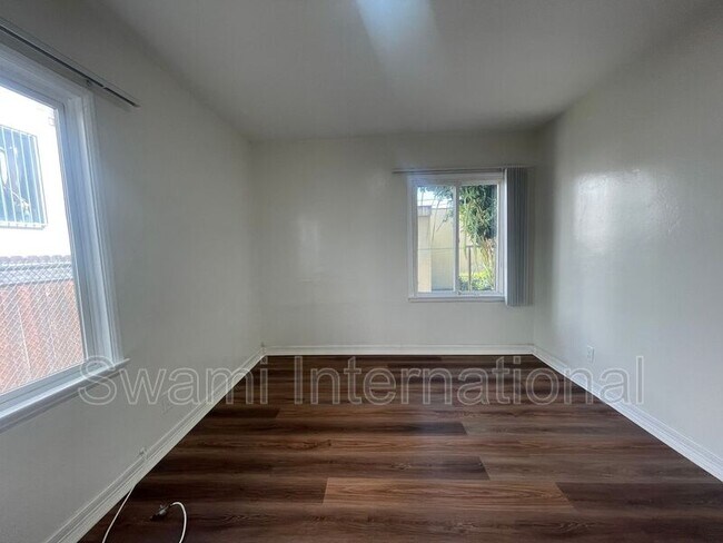 Building Photo - 622 1/2 E 97th