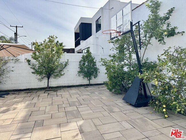 Building Photo - 128 S Swall Dr