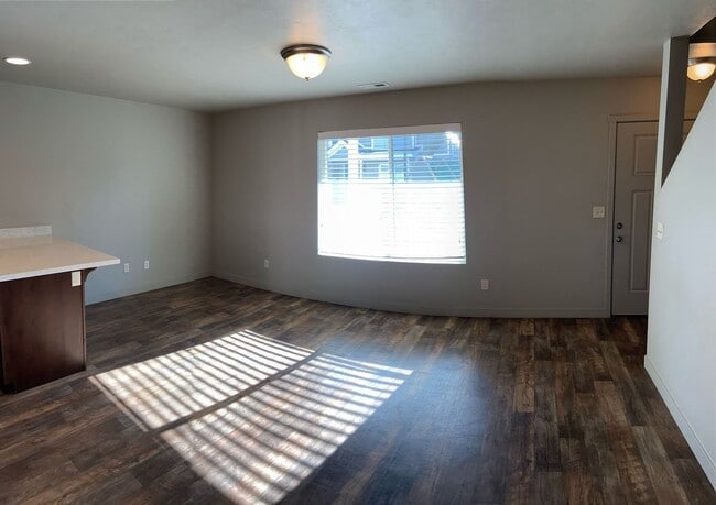 Building Photo - Amazing 2 Story Townhome in Vineyard w/ at...