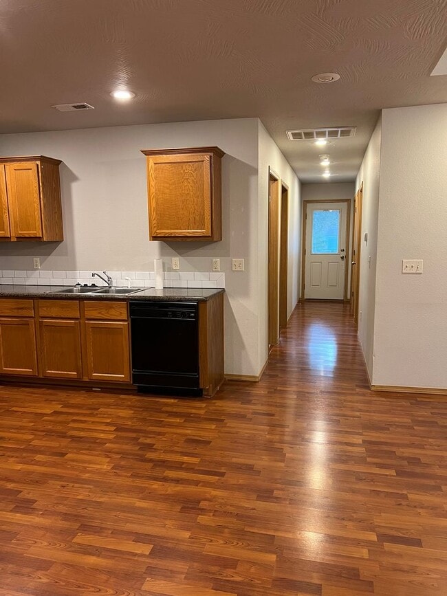 Building Photo - 3 bedroom, 2 bathroom, 2 car garage duplex in Republic