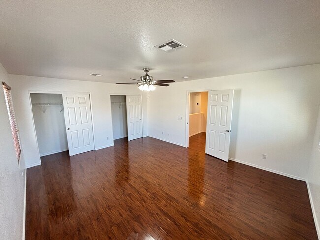 Building Photo - Beautiful 5Bed/2.5Bath/2Car home located near Seven Hills