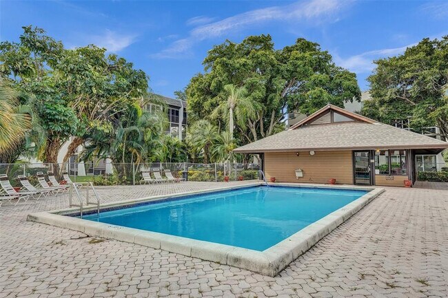 Building Photo - 9440 Poinciana Pl