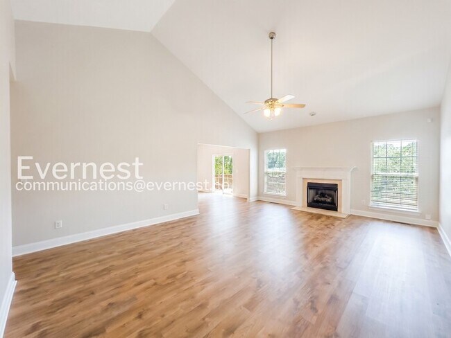Building Photo - 3-Bed/2-Bath Home with Fireplace and 2-Car Garage/Available Now!