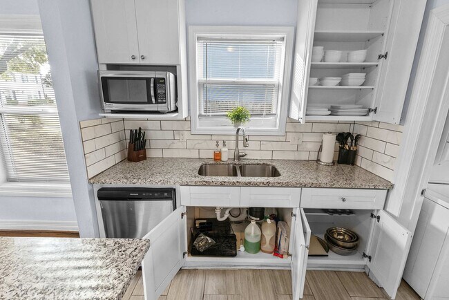 Building Photo - 3321 Charleston St