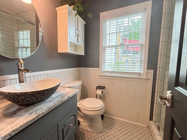 Building Photo - Available July 9th. FULLY FURNISHED 3 BR i...