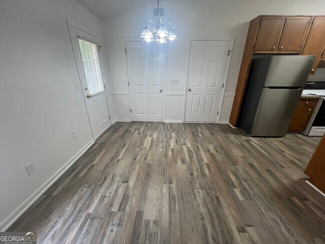 Building Photo - 545 E Country Woods Dr