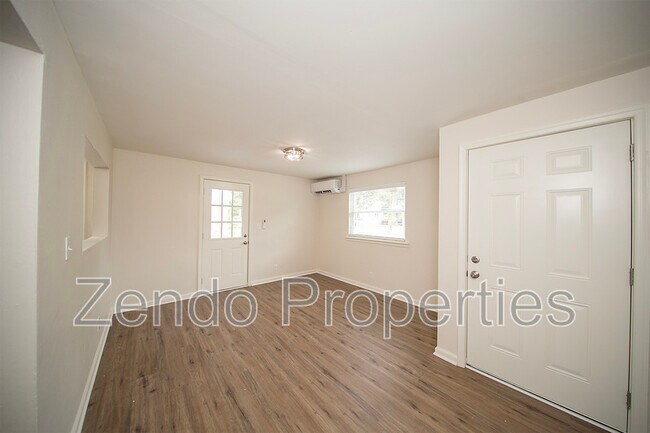 Building Photo - 1733 Parkview Ave
