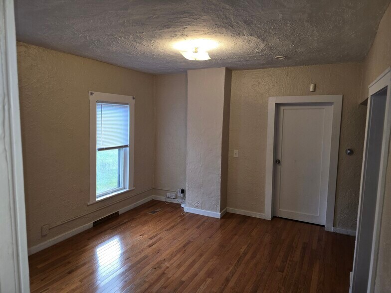 Building Photo - 730 N Pine St