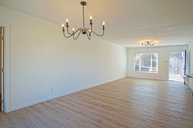 Building Photo - UPTOWN UPDATED 3/BD 2/BA 1/CG