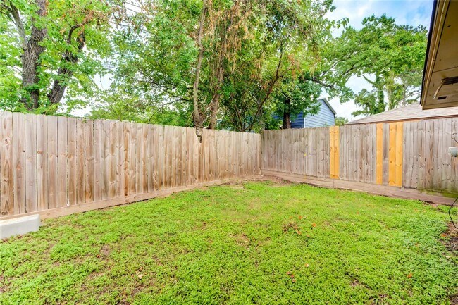 Building Photo - 5255 Beaverbrook Dr