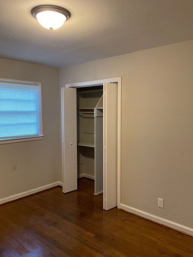 Building Photo - 4 Bedroom Brick Home in Gastonia - Hardwood Floors, Spacious Rooms!!!