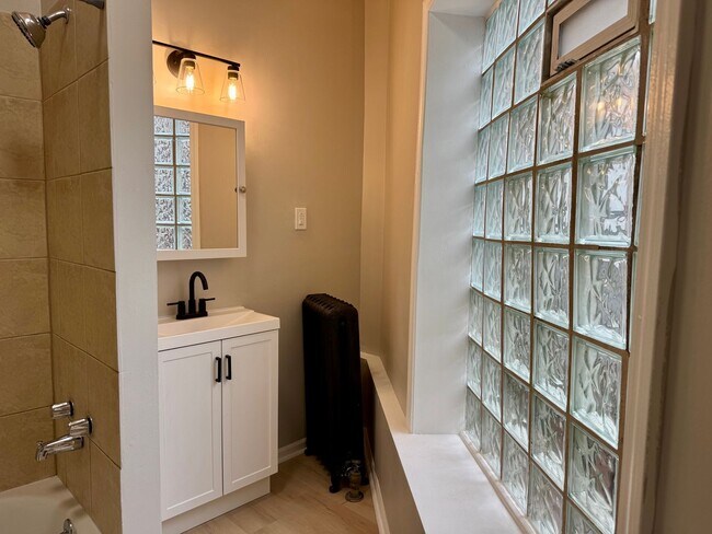 Building Photo - Bright & Spacious Logan Square 1 Bed