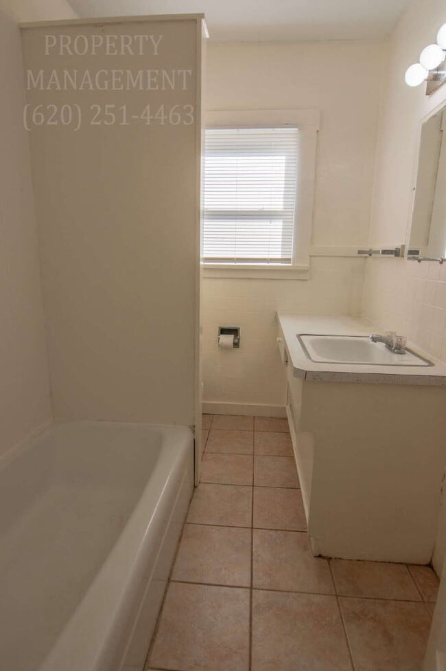 Building Photo - 2 Bedroom, 1 Bath