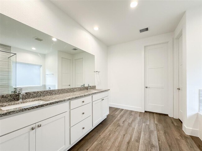 Building Photo - 15216 Tattle Crk Ln