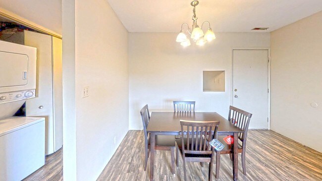 Building Photo - 811 W Oregon St