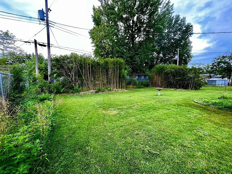 Building Photo - 880 Gladiola Dr