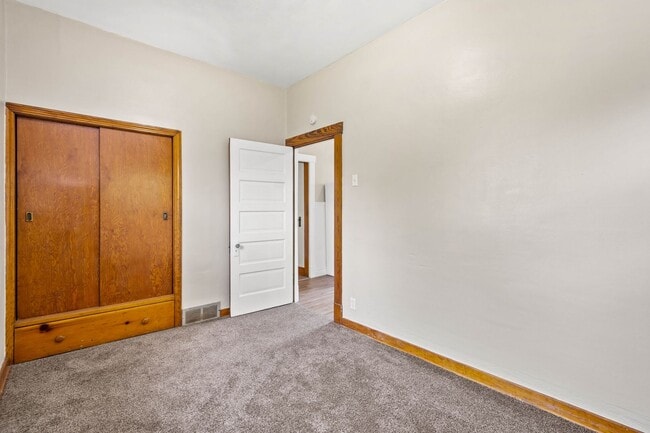 Building Photo - 447 Elm Rd