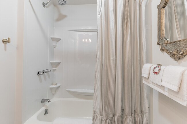 Building Photo - 3 W 1st Ave