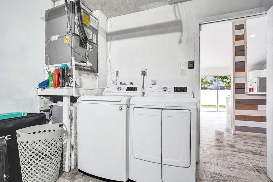 Building Photo - 8467 Dynasty Dr