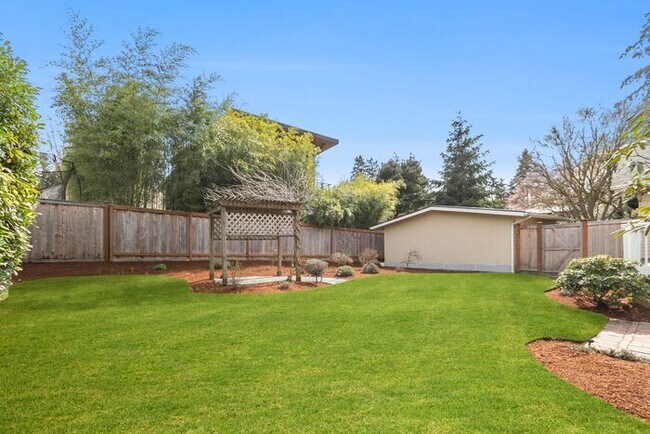 Building Photo - Sunny Air Conditioned Mercer Island Charmer!