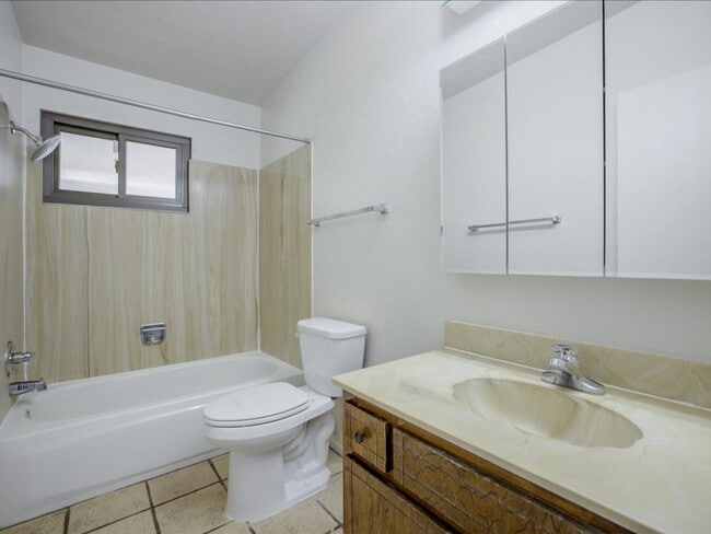 Building Photo - 3 Bedroom 2 Bathroom