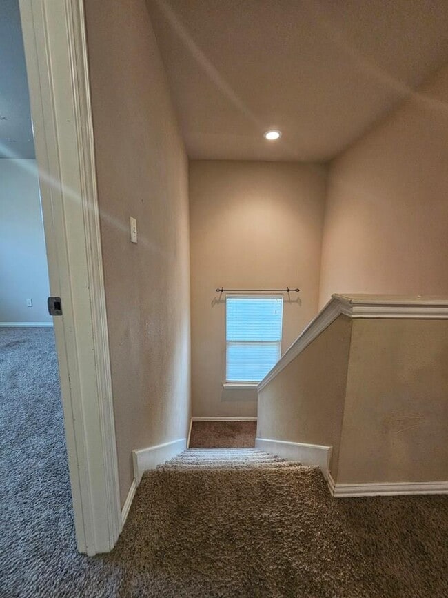 Building Photo - 607 NE Ave E Pl