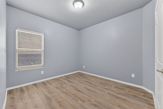 Building Photo - 1928 Velarde Rd