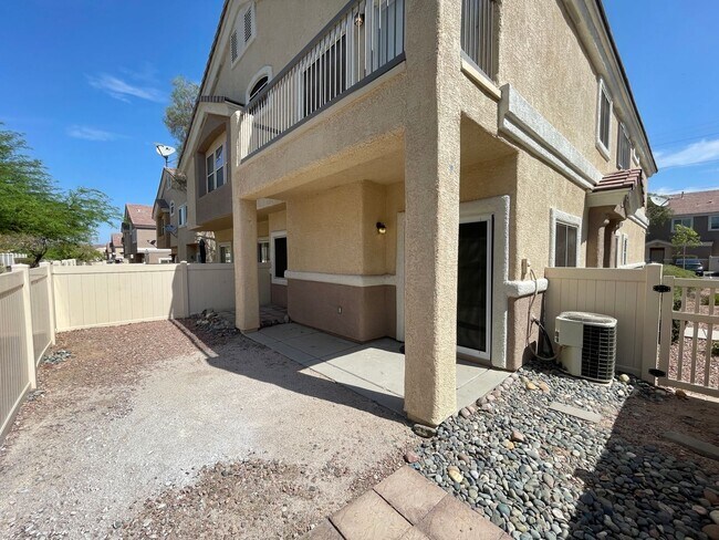 Building Photo - Great Spacious 3 bedroom Townhome Available!