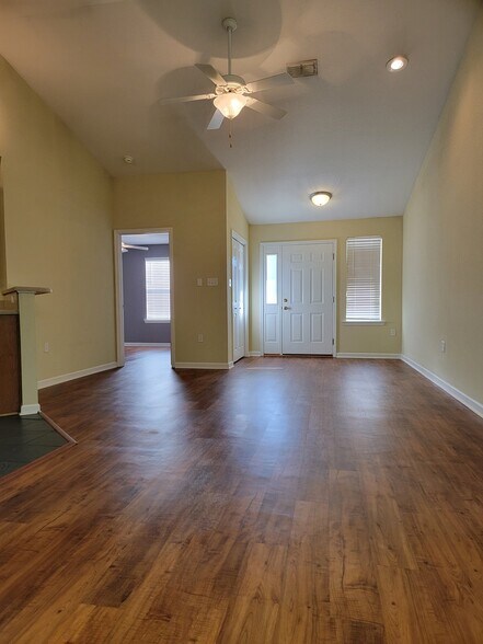 Building Photo - 2372 Quazar Cir
