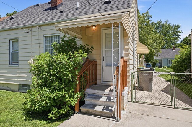 Building Photo - 3432 Woodside St