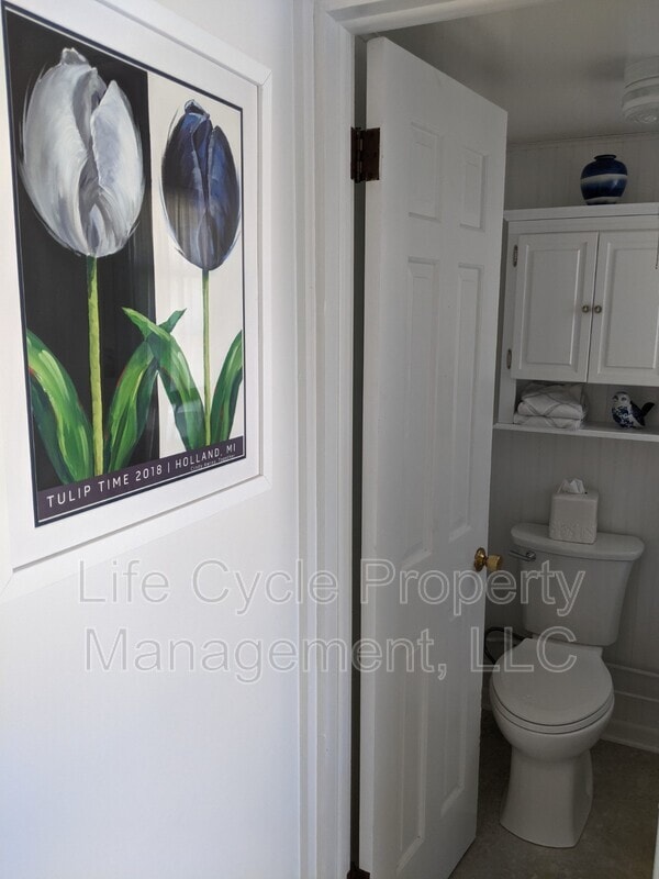 Building Photo - 2421 Lakefront Dr