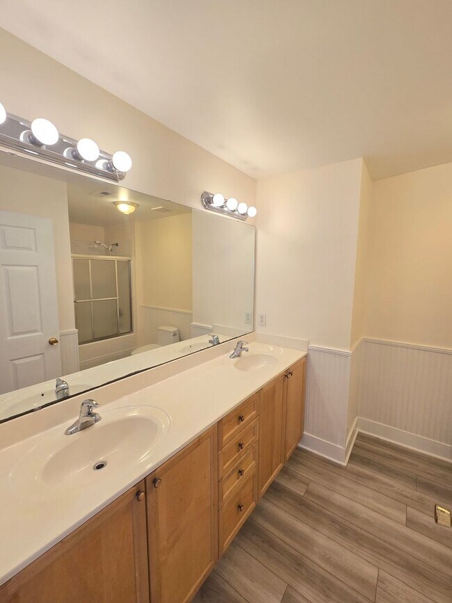 Building Photo - Trolley Path - Minutes to Downtown WILM, N...