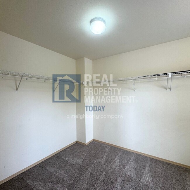 Building Photo - 3 Bedroom + Office Near Amenities!