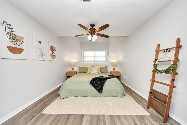 Building Photo - 563 Landfall Ln