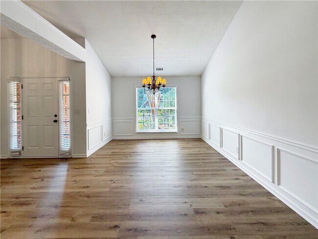 Building Photo - 3385 Stoneleigh Run Dr NE