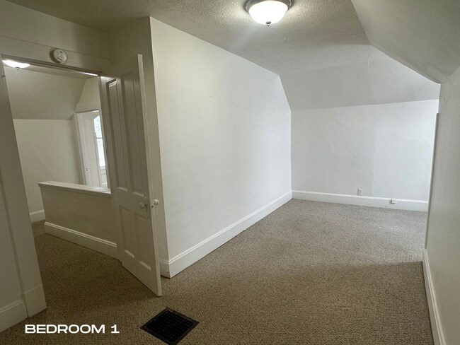 Building Photo - 1904