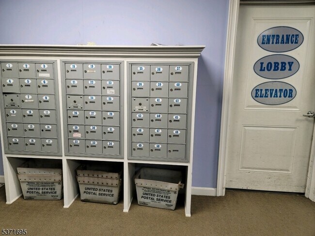 Building Photo - 10 Lower Notch Rd