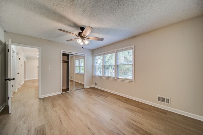 Building Photo - Renovated 4 bed home in Kennesaw w/ Designer Kitchen