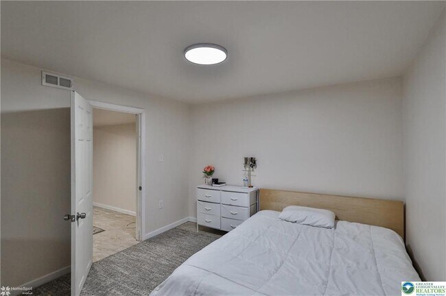 Building Photo - 204 Ridings Cir