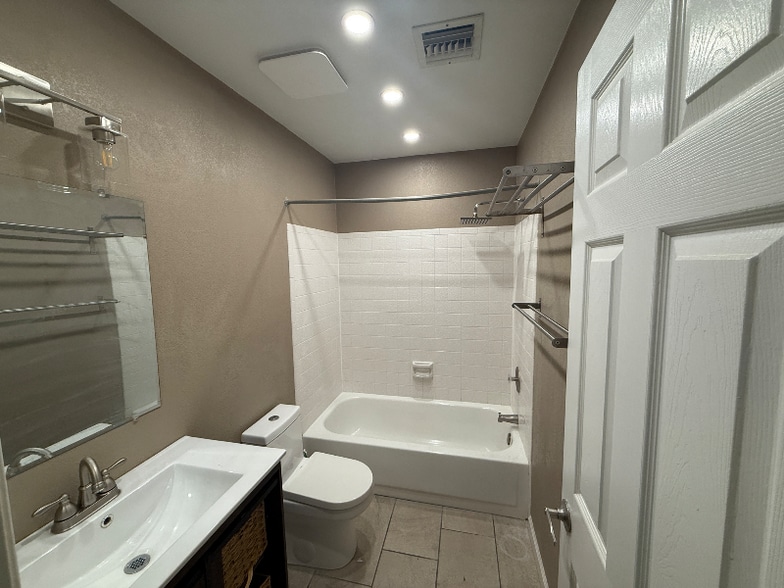 Building Photo - 425 S Seawynds Blvd
