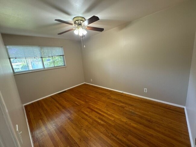 Building Photo - Three Bed 1 Bath Home