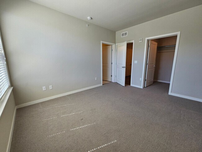 Building Photo - Gorgeous and Bright 2 Bed 2 Bath Large 3rd...