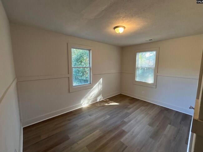 Building Photo - 2327 Laurie St