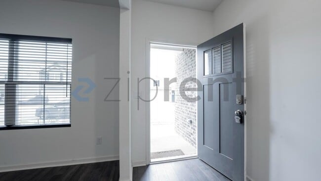 Building Photo - Unit