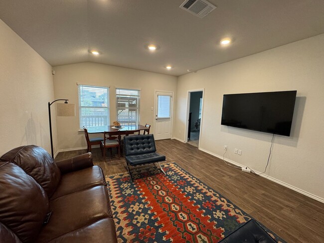 Building Photo - $300 OFF 1ST MONTH RENT IF YOU MOVE IN WIT...